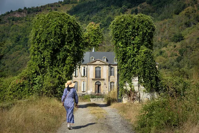 château, woman, gate, château de gudanes, entrance, path, building, architecture, manor, house, historical, restoration, pyrenees, france, house, house, house, house, restoration, 
