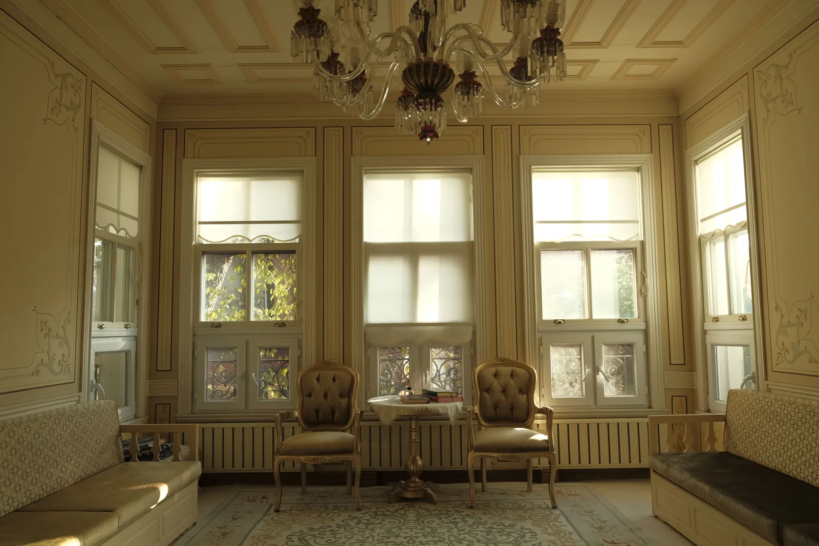 Luxurious Ottoman-style room in an İstanbul mansion, featuring ornate decor and natural light. Why climate changes the right period interior choices by region?